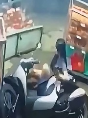 Cô gái ngẩn ngơ vì gặp kiếp khi bán bánh Trung thu
