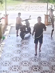 Ông chú dùng tay không tóm gọn con rắn khiến người xem thót tim