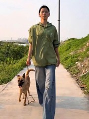 Cô gái nhặt rác trở thành người mẫu nổi bật trên sàn diễn