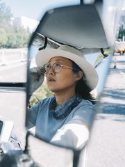 Cựu giám đốc lương trăm triệu giờ bán trái cây, khoai lang nướng