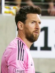 Messi lại 'vẽ' siêu phẩm từ góc không tưởng