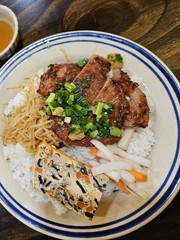 Rưới mỡ hành lên cơm tấm hay miếng sườn?