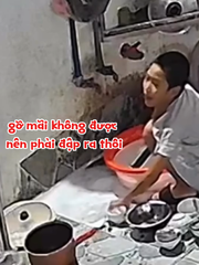 Bé trai dùng đá mài gõ để gỡ hai cái tô dính nhau