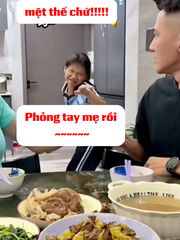 Mẹ bị con gái trêu chọc vì nhõng nhẽo
