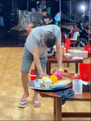 Chàng trai khiến dân mạng không nhịn được cười khi dùng chân bắt rết