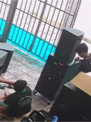 Thanh niên thót tim với pha thử loa của đồng nghiệp