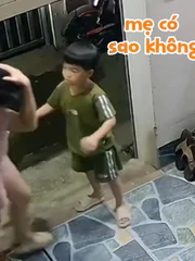 Mẹ đụng đầu vào cửa cuốn, phản ứng của con trai gây bão mạng
