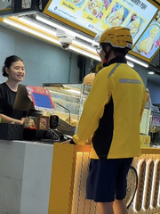 Bịch bánh chưa tới 300.000 đồng, shipper sang tận Singapore đem về Trung Quốc
