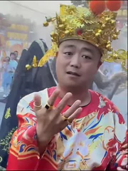 'Hoàng thượng' chắp tay xin lại nhẫn sau cú bắt tay chào du khách