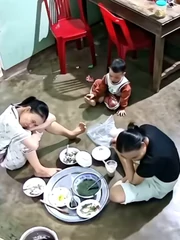 Bé trai nín khóc khi nhận ra mình đã gây họa