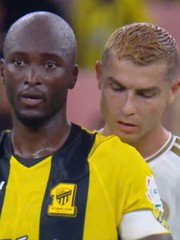 Ronaldo cũng phải bật cười với hành động của chính mình