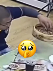 Khách ngơ ngác với nam nhân viên 'não cá vàng'