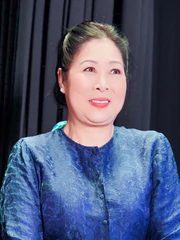 NSND Hồng Vân: 'Người ta đồn tôi rửa tiền, thật ra là đi cày nuôi sân khấu'