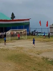 Cầu thủ chạy đà gần giữa sân rồi sút hỏng penalty