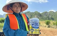 Em bé 5 tháng tuổi khát sữa giữa vùng rốn lũ