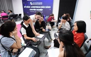 TP.HCM: Tiểu thương thực hành livestream, học 'bí kíp sinh tồn' bán hàng online chuyên nghiệp