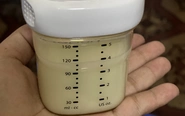 Sữa mẹ không phải thực phẩm đơn thuần mà tiềm ẩn mầm bệnh nếu vắt, trữ không đúng