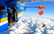 Sự cố hy hữu khiến người nhảy dù bị treo lơ lửng ở độ cao 4.600m