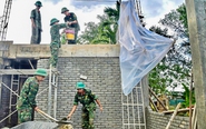 Đồng loạt nhà vùng lũ cho dân được rút ngắn thời gian thi công, bộ đội làm việc không kể ngày đêm