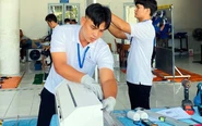 Sinh viên Đồng bằng sông Cửu Long 'so găng' tay nghề điện lạnh
