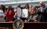 Bà Melania Trump bị hiểu lầm 'lấn quyền' chồng khi ký văn kiện tại Nhà Trắng