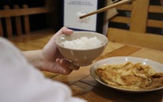 Bát cơm nguội đầu tiên của mẹ là phần cơm thừa của tôi...