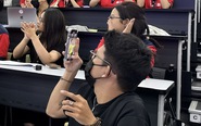 Sinh viên livestream hốt bạc, coi chừng dính bẫy bán hàng giả