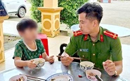 Công an xã tìm kiếm, nuôi cơm cháu bé đi lạc, chờ người nhà đến đón