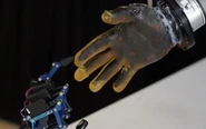 Robot 'biết đau' như con người nhờ da nhân tạo