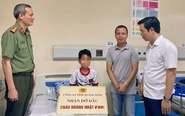 Công an nhận đỡ đầu cháu bé 10 tuổi sống sót trong vụ lật tàu Vịnh Xanh QN-7105