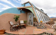 Tham quan ngôi nhà Earthship xanh tự cung tự cấp kỳ lạ ở New Mexico