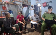 Cán bộ cơ sở ở Đồng Nai tiếp tục ‘đi từng ngõ, gõ từng nhà’ phát quà Quốc khánh cho dân