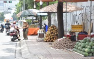 Giết mổ gà xong đổ nước ra vỉa hè, tràn xuống đường mua bán: Cơ quan chức năng nói gì?