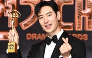 Lee Je Hoon giành Daesang lần 2 nhờ Taxi Driver