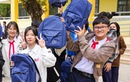 MIA.vn phối hợp Larita trao ba lô cho học sinh vùng lũ