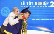Cảm phục nghị lực và lòng hiếu thảo của tân khoa cõng mẹ nhận bằng tốt nghiệp đại học