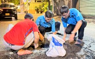 Vá một ổ gà, góp thêm một phần an toàn cho người dân