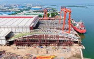 Sẵn sàng lai dắt nhịp chính cầu đi bộ qua sông Sài Gòn nặng 3.400 tấn, dự kiến hợp long ngày 21-10