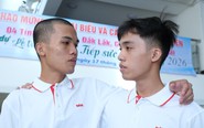 Mừng tủi gặp nhau ở lễ học bổng: Em là HS giỏi quốc gia, anh bệnh nặng vẫn lần thứ 2 đến giảng đường