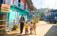 Bản Vân Kiều khoác chiếc áo đầy màu sắc, lần đầu đón khách du lịch