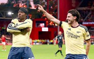 Arsenal thắng nhọc nhằn để bám đuổi Man City