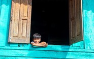 Bản Vân Kiều khoác chiếc áo đầy màu sắc, lần đầu đón khách du lịch