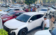 Hàng loạt ô tô đỗ trước vỉa hè một chung cư ở Nghệ An bị đập vỡ kính