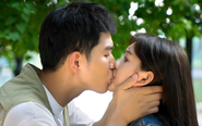 'Tùng Jun' hôn 'Phương' trong Xóm nhỏ khiến khán giả thương 'Khánh khổ' của Mùa hè năm ấy