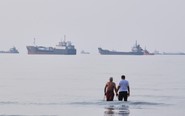 Vì sao dầu thô qua eo biển Hormuz tăng mạnh nhưng giá dầu không giảm?