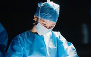 Doctor X dẫn đầu Netflix toàn cầu bất chấp tranh cãi sai lệch y khoa