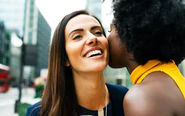 Bắt tay, ôm hay hôn má: Đâu là ranh giới giữa khác biệt ứng xử và sự thiếu tôn trọng?