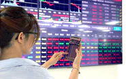 Cổ phiếu Sacombank bất ngờ trần tím, PNJ bị bán mạnh