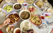 Đám tiệc quanh năm, gánh nặng không nhỏ với nhiều gia đình ở quê