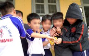 Con đi học về hát 'ngày làm ba trăm rưỡi, uống bia hết hai trăm ngàn', có đáng lo?